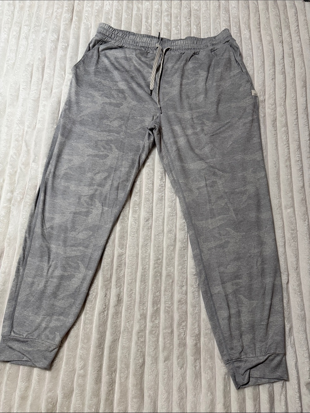 Vuori Gray Camouflage-Pattern Jogger Pants | Size Large